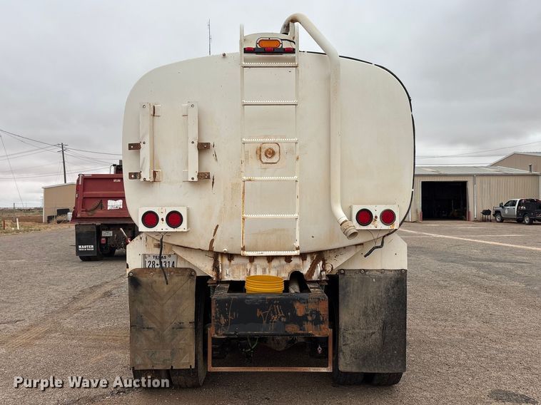 image for item FC2221 2013 Mack GU water truck