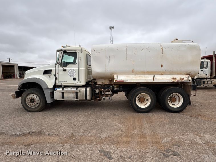 image for item FC2221 2013 Mack GU water truck