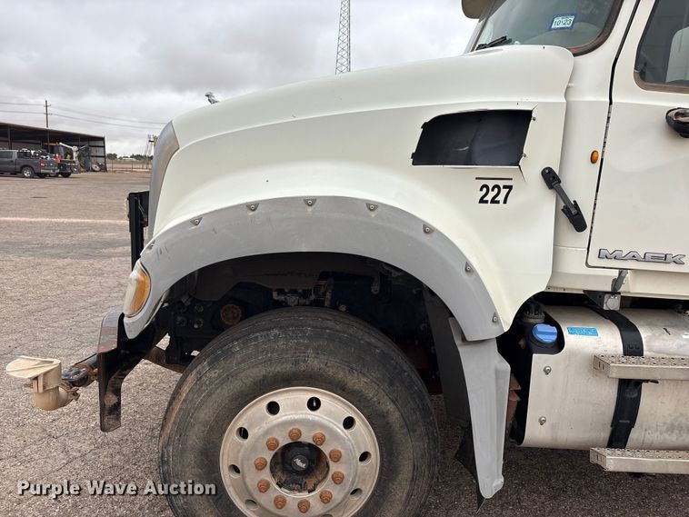 image for item FC2221 2013 Mack GU water truck