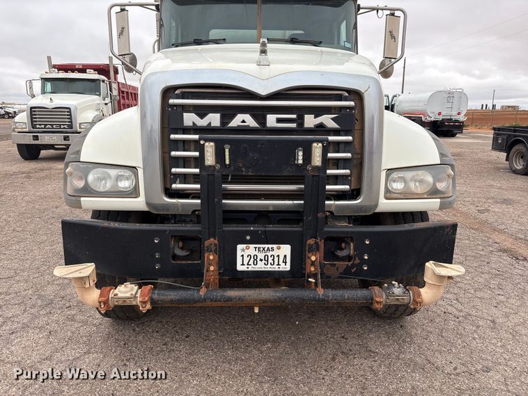 image for item FC2221 2013 Mack GU water truck