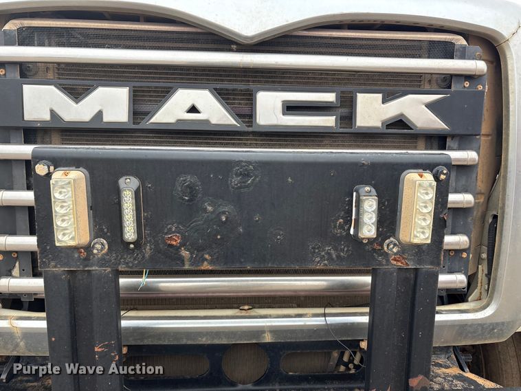 image for item FC2221 2013 Mack GU water truck