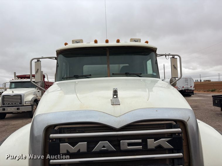 image for item FC2221 2013 Mack GU water truck