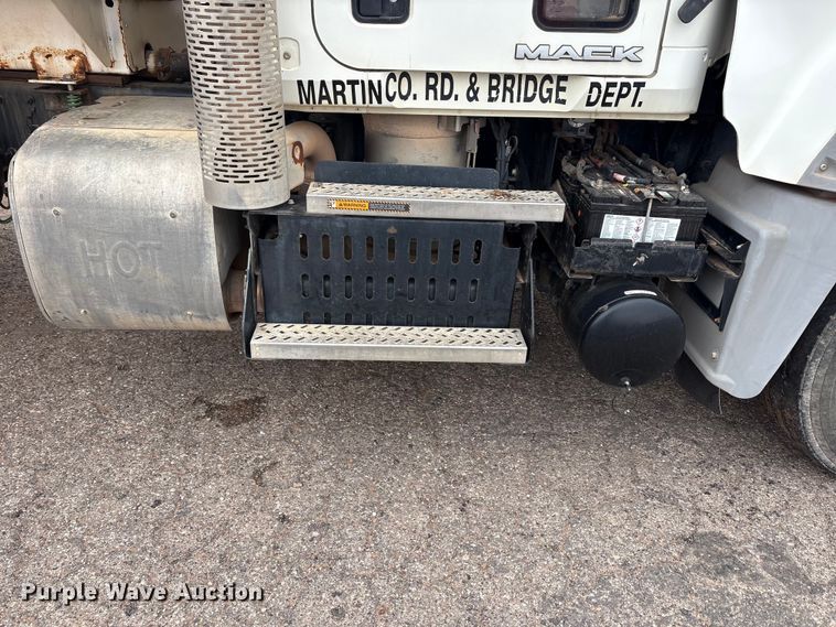 image for item FC2221 2013 Mack GU water truck
