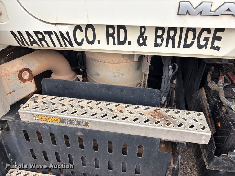 image for item FC2221 2013 Mack GU water truck