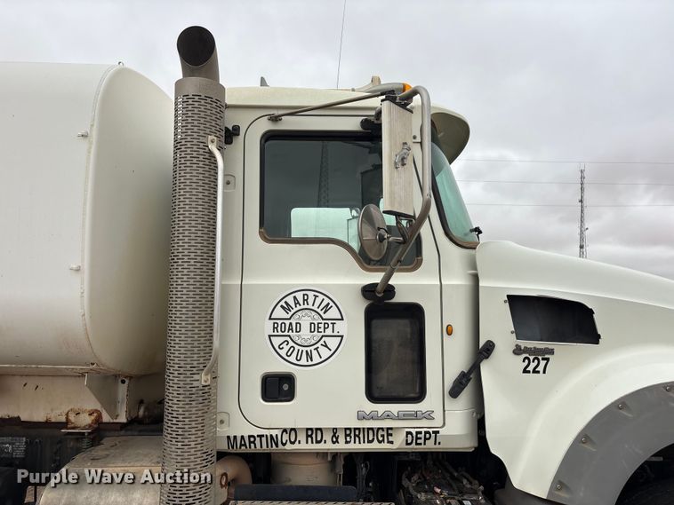 image for item FC2221 2013 Mack GU water truck
