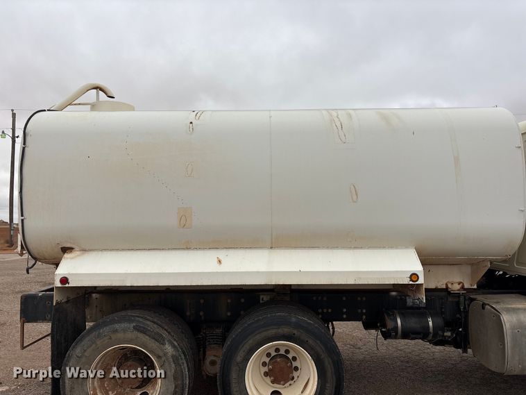 image for item FC2221 2013 Mack GU water truck