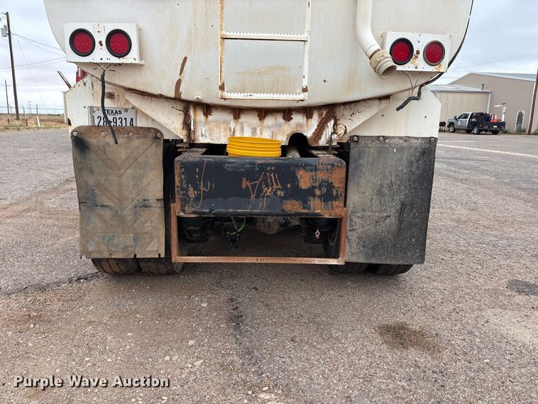 image for item FC2221 2013 Mack GU water truck