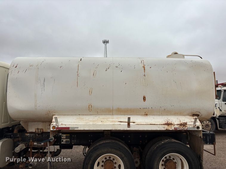 image for item FC2221 2013 Mack GU water truck
