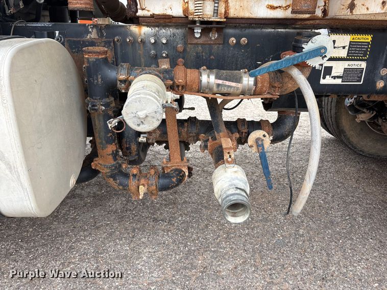 image for item FC2221 2013 Mack GU water truck