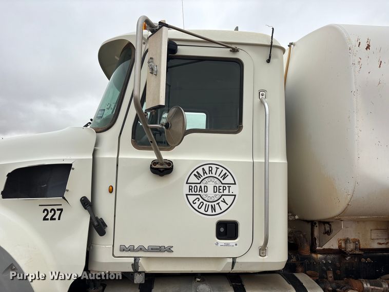 image for item FC2221 2013 Mack GU water truck