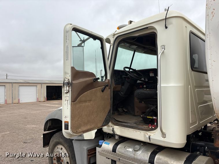 image for item FC2221 2013 Mack GU water truck