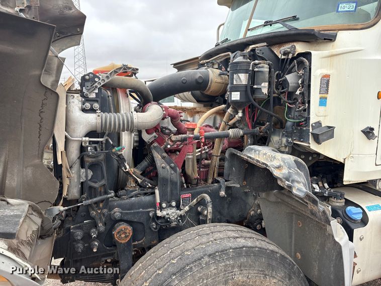 image for item FC2221 2013 Mack GU water truck