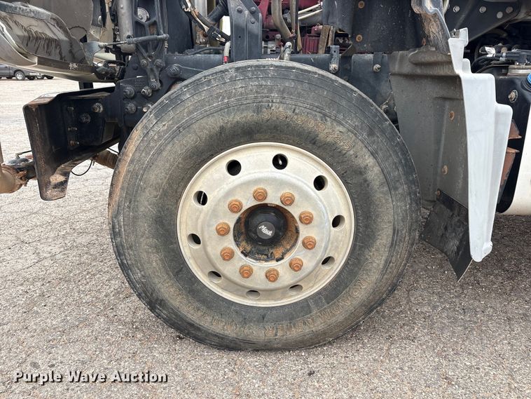 image for item FC2221 2013 Mack GU water truck