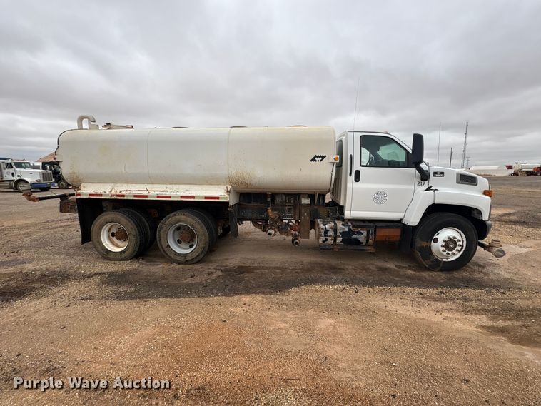 image for item FC2225 2003 Chevrolet C8500 water truck