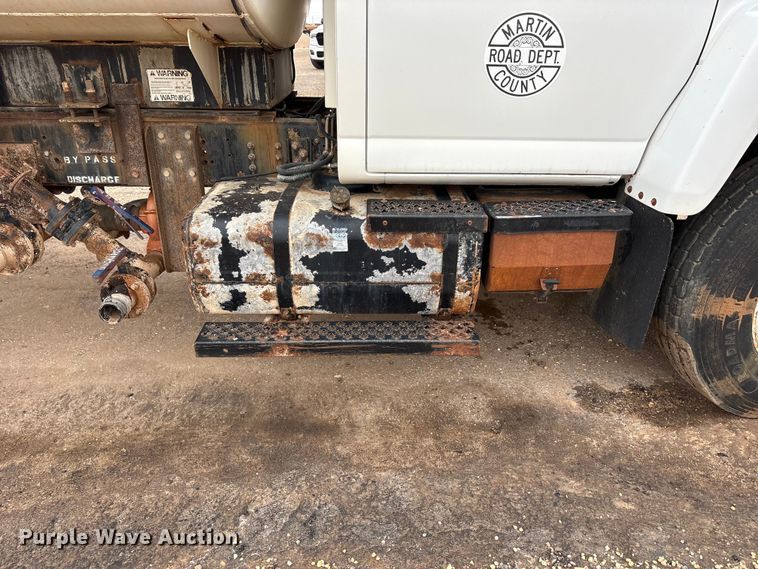 image for item FC2225 2003 Chevrolet C8500 water truck