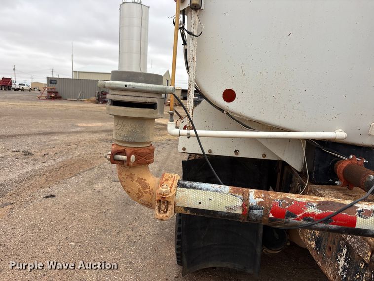 image for item FC2225 2003 Chevrolet C8500 water truck