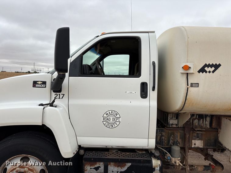 image for item FC2225 2003 Chevrolet C8500 water truck