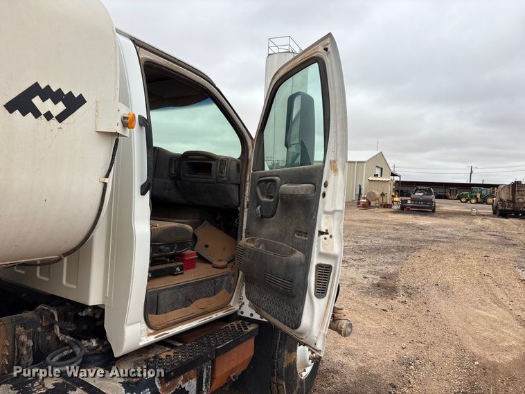 image for item FC2225 2003 Chevrolet C8500 water truck