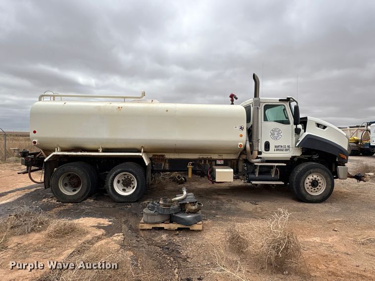 image for item FC2227 2014 International CT660S water truck