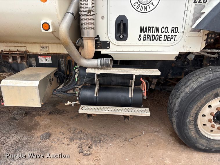 image for item FC2227 2014 International CT660S water truck