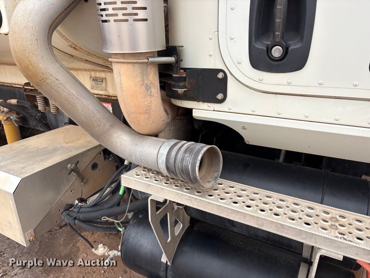image for item FC2227 2014 International CT660S water truck