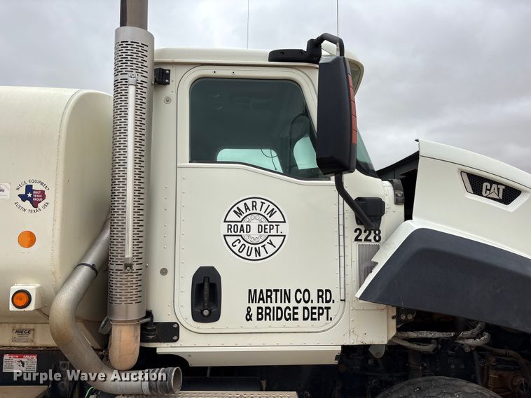 image for item FC2227 2014 International CT660S water truck