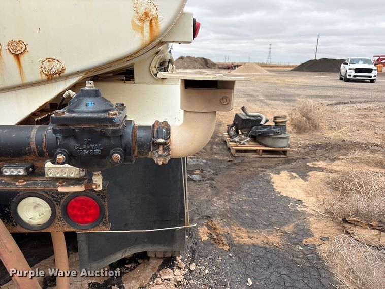 image for item FC2227 2014 International CT660S water truck