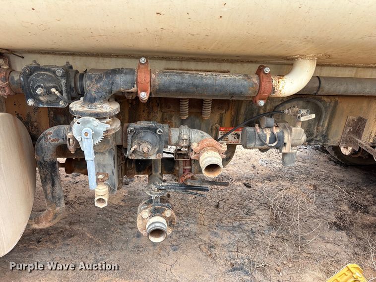 image for item FC2227 2014 International CT660S water truck
