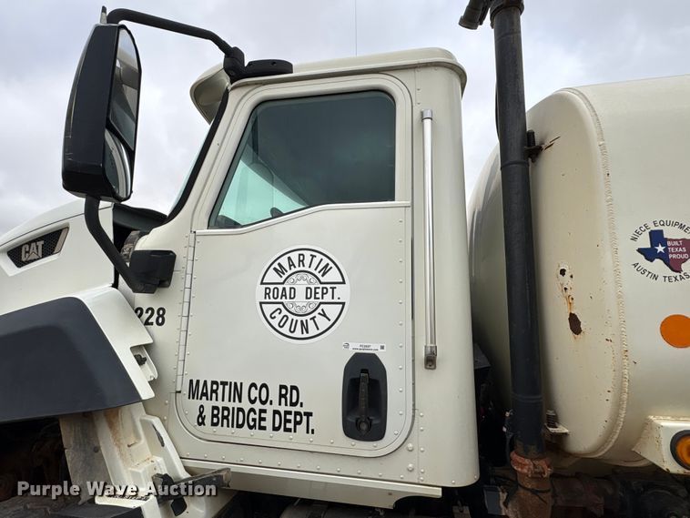 image for item FC2227 2014 International CT660S water truck