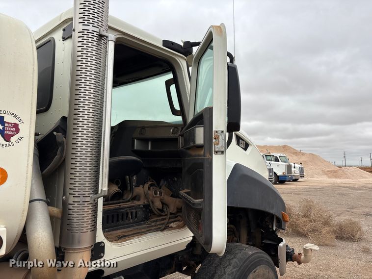 image for item FC2227 2014 International CT660S water truck
