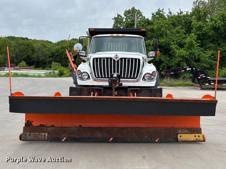 image for item FC4633 2015 International 7400 truck cab and chassis