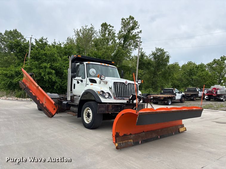 image for item FC4633 2015 International 7400 truck cab and chassis