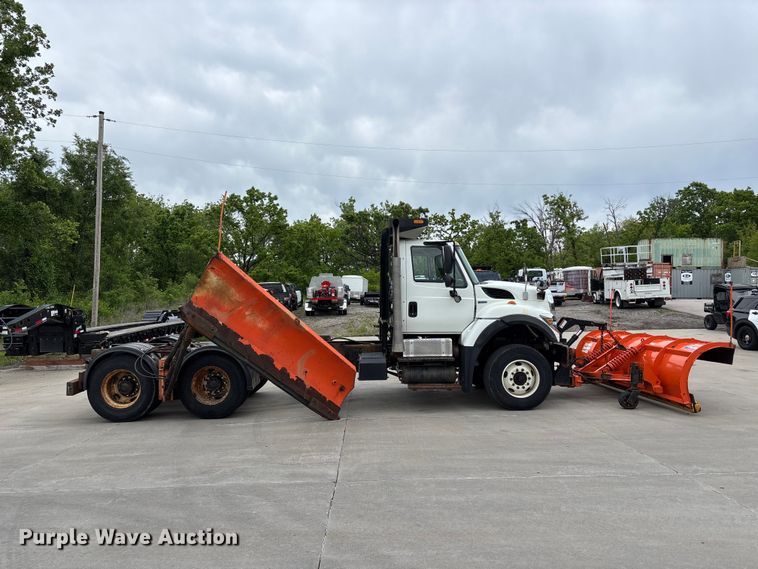 image for item FC4633 2015 International 7400 truck cab and chassis