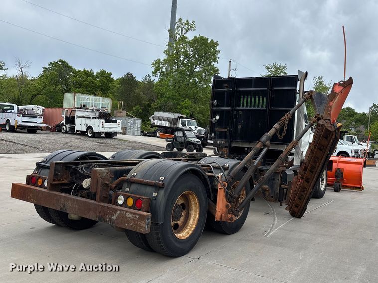 image for item FC4633 2015 International 7400 truck cab and chassis