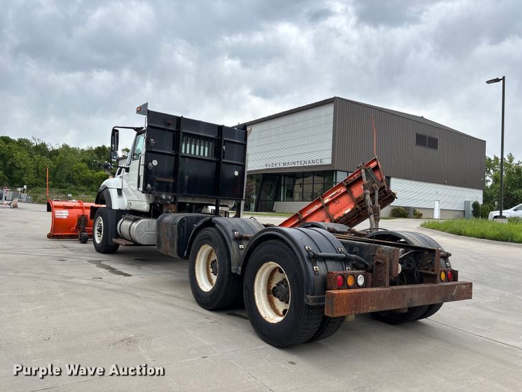 image for item FC4633 2015 International 7400 truck cab and chassis