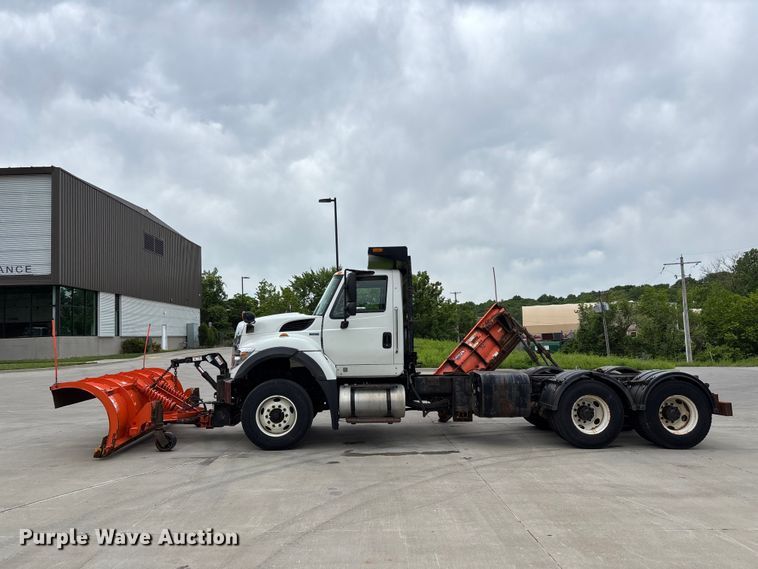 image for item FC4633 2015 International 7400 truck cab and chassis