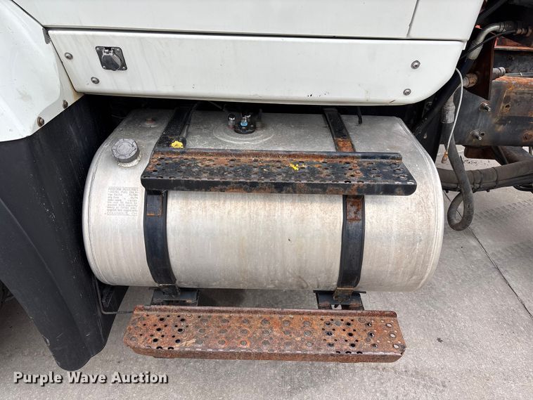 image for item FC4633 2015 International 7400 truck cab and chassis