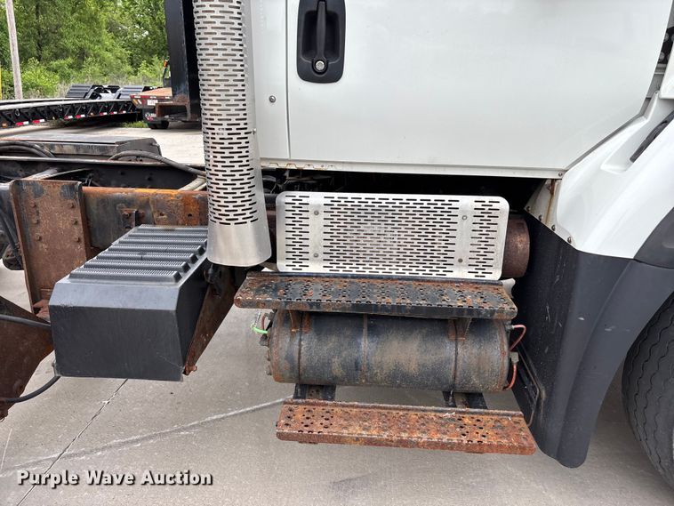 image for item FC4633 2015 International 7400 truck cab and chassis