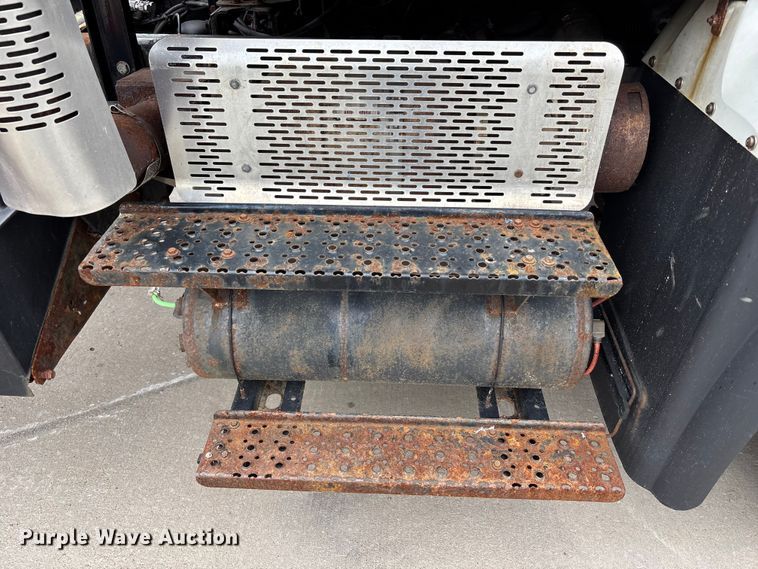 image for item FC4633 2015 International 7400 truck cab and chassis