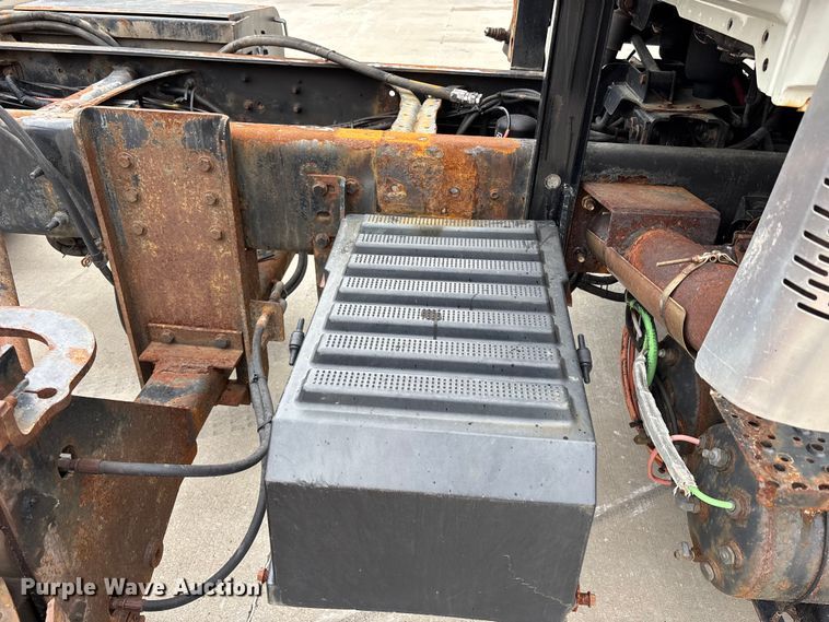 image for item FC4633 2015 International 7400 truck cab and chassis