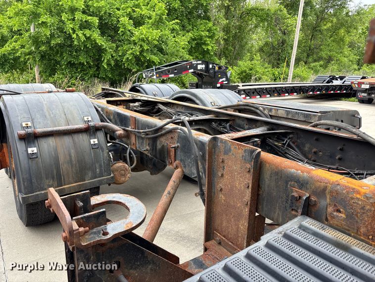 image for item FC4633 2015 International 7400 truck cab and chassis