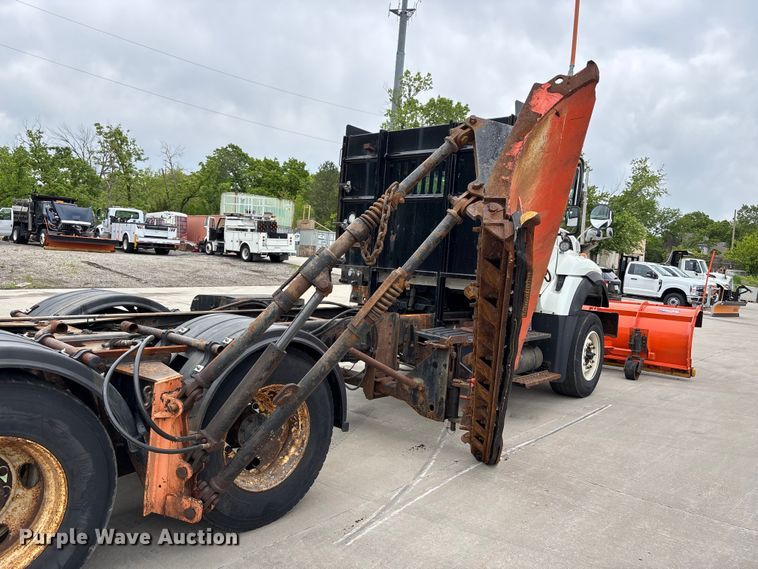 image for item FC4633 2015 International 7400 truck cab and chassis
