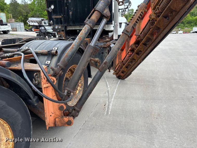 image for item FC4633 2015 International 7400 truck cab and chassis