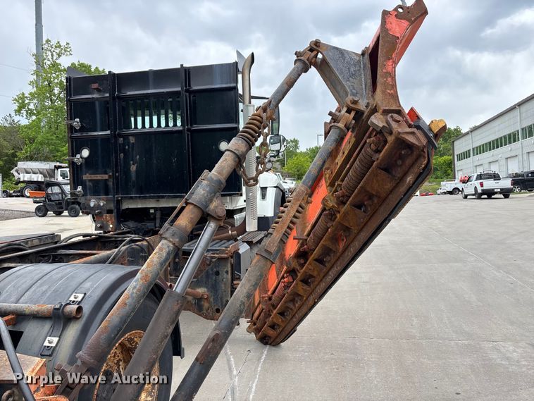 image for item FC4633 2015 International 7400 truck cab and chassis