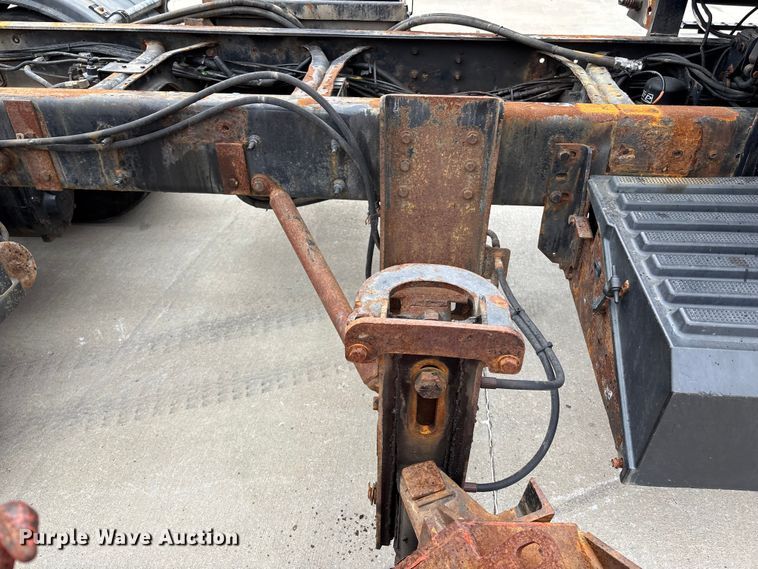 image for item FC4633 2015 International 7400 truck cab and chassis