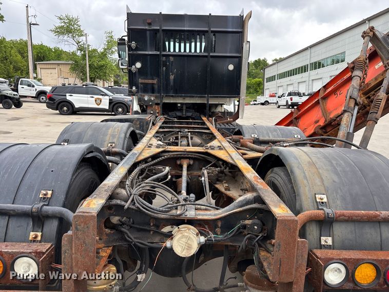 image for item FC4633 2015 International 7400 truck cab and chassis