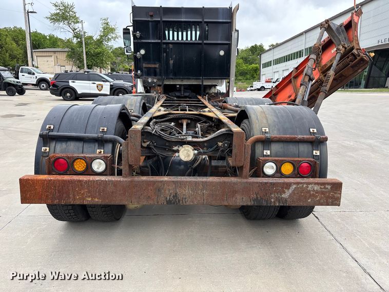 image for item FC4633 2015 International 7400 truck cab and chassis