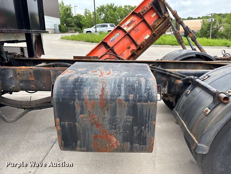 image for item FC4633 2015 International 7400 truck cab and chassis
