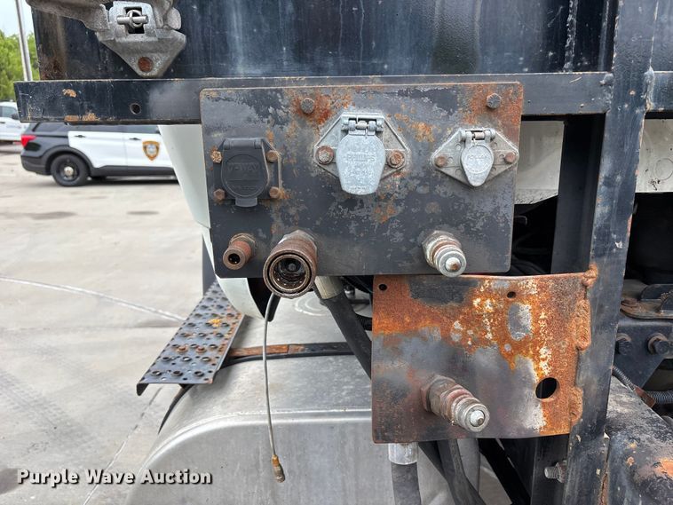 image for item FC4633 2015 International 7400 truck cab and chassis