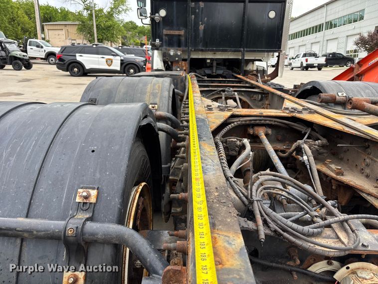 image for item FC4633 2015 International 7400 truck cab and chassis